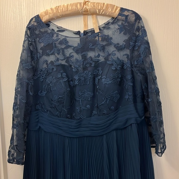 Azazie Mother of the Bride dress - Picture 2 of 8